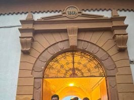 Pedro de la Hermosa, a la izquierda de la imagen, saliendo a hombros en Linares.