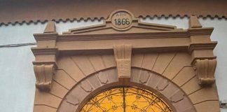 Pedro de la Hermosa, a la izquierda de la imagen, saliendo a hombros en Linares.