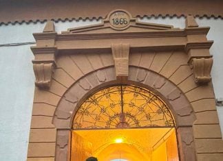 Pedro de la Hermosa, a la izquierda de la imagen, saliendo a hombros en Linares.