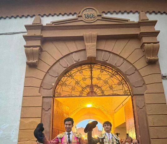 Pedro de la Hermosa, a la izquierda de la imagen, saliendo a hombros en Linares.