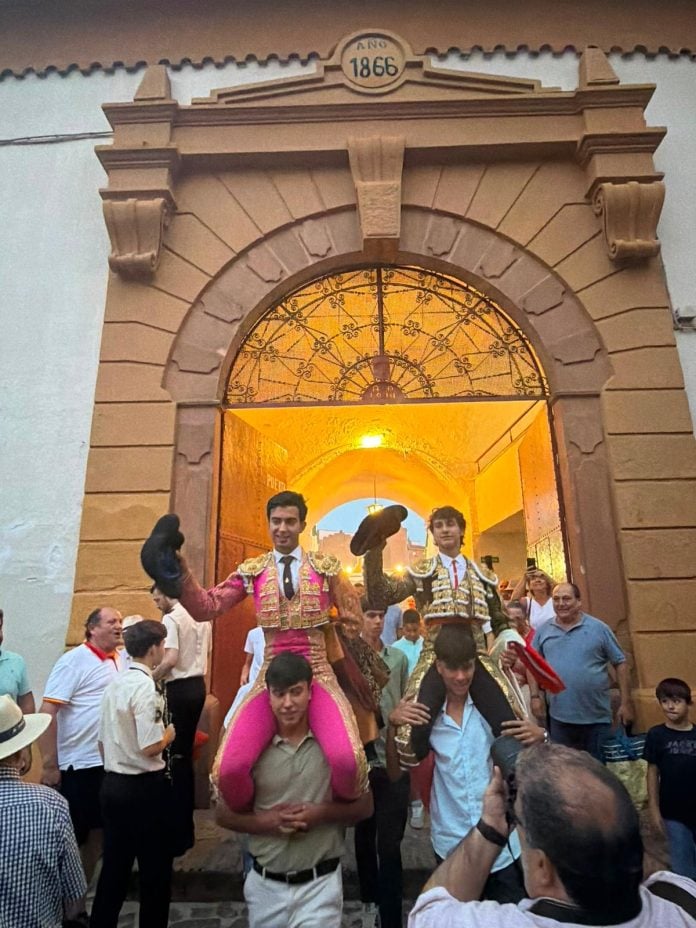 Pedro de la Hermosa, a la izquierda de la imagen, saliendo a hombros en Linares.