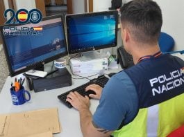 Un agente de la Policía Nacional trabaja en el caso.