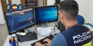 A este estafador de Internet le buscaban en Guadalajara y lo han encontrado en Murcia Un agente de la Policía Nacional trabaja en el caso.