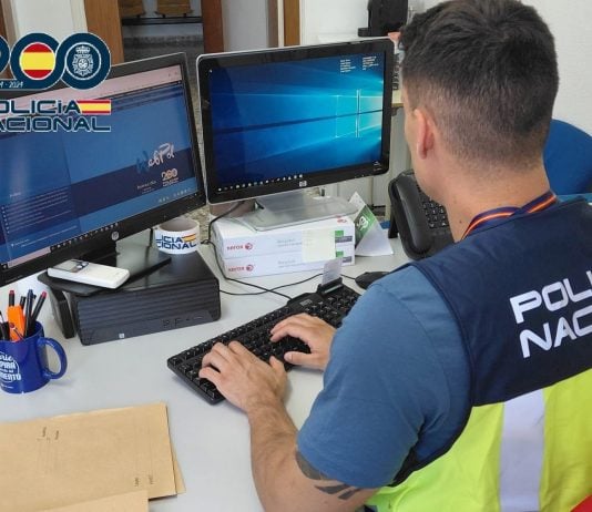 Un agente de la Policía Nacional trabaja en el caso.