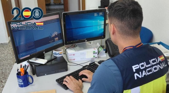 A este estafador de Internet le buscaban en Guadalajara y lo han encontrado en Murcia Un agente de la Policía Nacional trabaja en el caso.