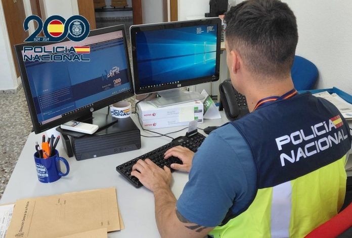 Un agente de la Policía Nacional trabaja en el caso.