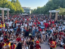 En Cabanillas, la Plaza del Pueblo se llenó de aficionados para asistir a la victoria de la selección española de fútbol, de nuevo campeona del mundo.
