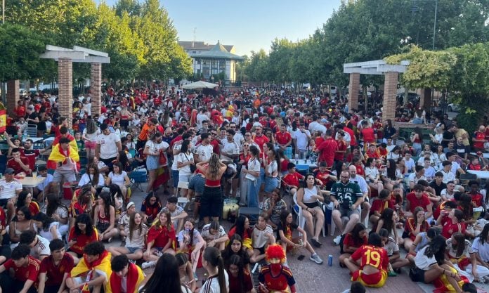En Cabanillas, la Plaza del Pueblo se llenó de aficionados para asistir a la victoria de la selección española de fútbol, de nuevo campeona del mundo.