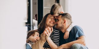 Claves para afrontar imprevistos económicos con mayor tranquilidad Young family with their sons at home having fun