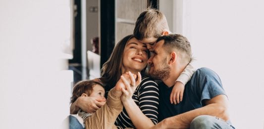 Claves para afrontar imprevistos económicos con mayor tranquilidad Young family with their sons at home having fun