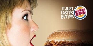 Este anuncio de una conocida marca de hamburguesas, usado en 2009 en Singapur, cruzó límites tanto por la imagen como por el texto utilizados como reclamos, con claras connotaciones sexuales.
