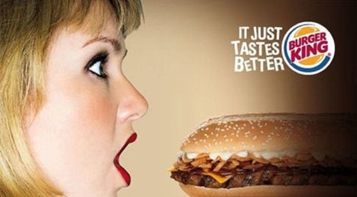 Este anuncio de una conocida marca de hamburguesas, usado en 2009 en Singapur, cruzó límites tanto por la imagen como por el texto utilizados como reclamos, con claras connotaciones sexuales.