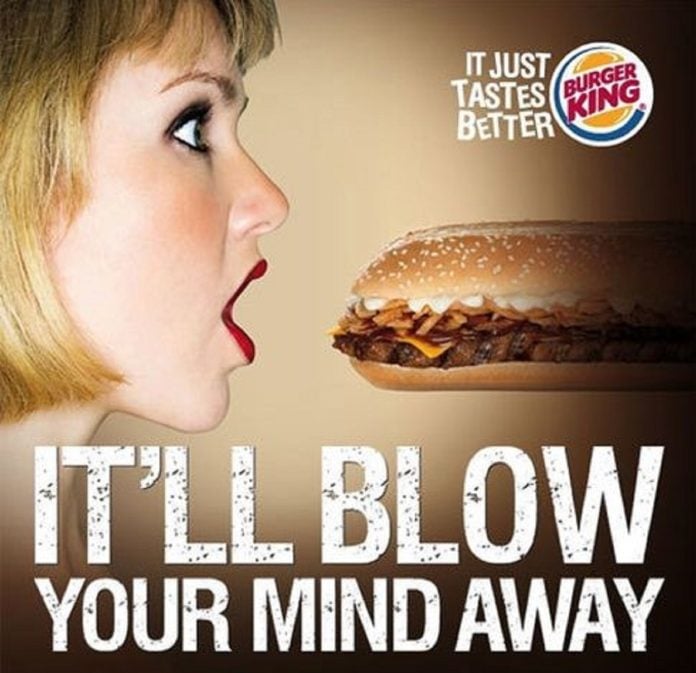 Este anuncio de una conocida marca de hamburguesas, usado en 2009 en Singapur, cruzó límites tanto por la imagen como por el texto utilizados como reclamos, con claras connotaciones sexuales.