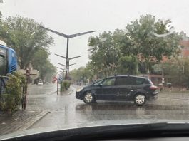 Cruzando la Avenida del Ejército bajo una intensa lluvia. (Foto: La Crónic@)
