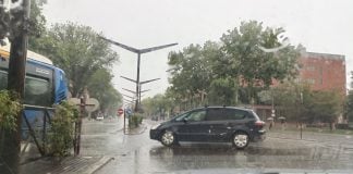 Cruzando la Avenida del Ejército bajo una intensa lluvia. (Foto: La Crónic@)