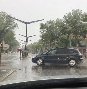 Cruzando la Avenida del Ejército bajo una intensa lluvia. (Foto: La Crónic@)