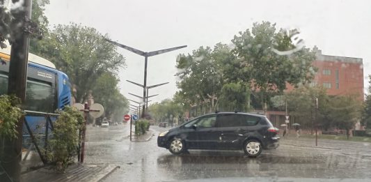 Cruzando la Avenida del Ejército bajo una intensa lluvia. (Foto: La Crónic@)