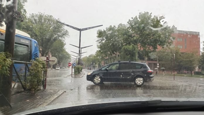 Cruzando la Avenida del Ejército bajo una intensa lluvia. (Foto: La Crónic@)