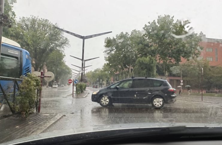Cruzando la Avenida del Ejército bajo una intensa lluvia. (Foto: La Crónic@)