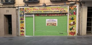 A punto de abrir una tienda que no pasa desapercibida Colores intensos en el nuevo comercio de la calle Miguel Fluiters. (Foto: La Crónic@)