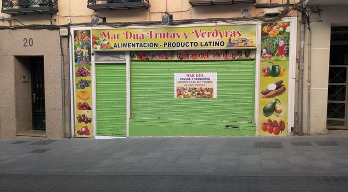 A punto de abrir una tienda que no pasa desapercibida Colores intensos en el nuevo comercio de la calle Miguel Fluiters. (Foto: La Crónic@)