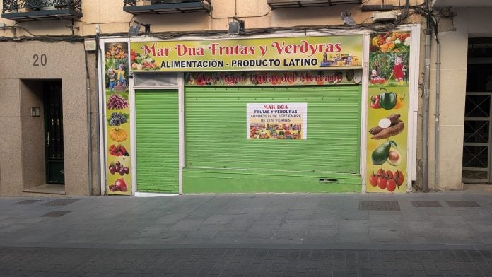 Colores intensos en el nuevo comercio de la calle Miguel Fluiters. (Foto: La Crónic@)