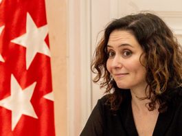 Expresivo gesto de Isabel Díaz Ayuso.