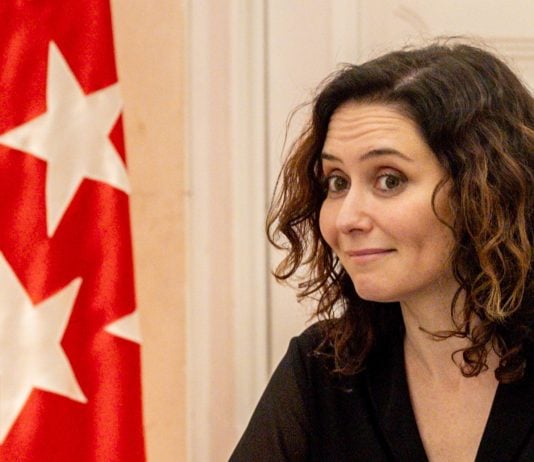 Expresivo gesto de Isabel Díaz Ayuso.