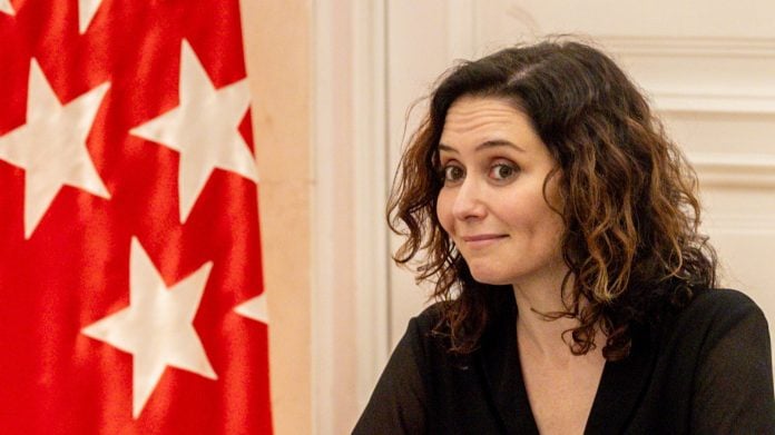 Expresivo gesto de Isabel Díaz Ayuso.
