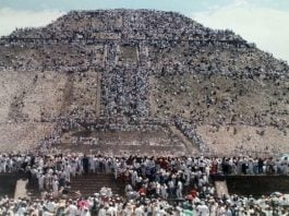 La pirámide del Sol de Teotihuacán antes del largo de eclipse de 1991, en una fotografía de la época.