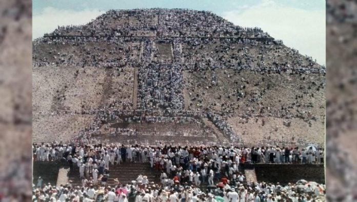 La pirámide del Sol de Teotihuacán antes del largo de eclipse de 1991, en una fotografía de la época.