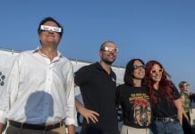 A vueltas, todavía, con el «convite» del eclipse en Yebes Varios ministros se apuntaron a la observación del eclipse desde Yebes. (Foto: EP)