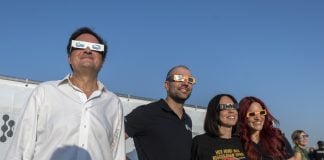 Varios ministros se apuntaron a la observación del eclipse desde Yebes. (Foto: EP)