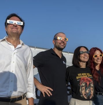 Varios ministros se apuntaron a la observación del eclipse desde Yebes. (Foto: EP)