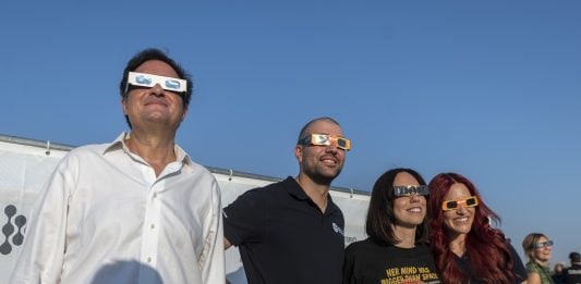Así vivieron las autoridades y los invitados el eclipse en Yebes Varios ministros se apuntaron a la observación del eclipse desde Yebes. (Foto: EP)
