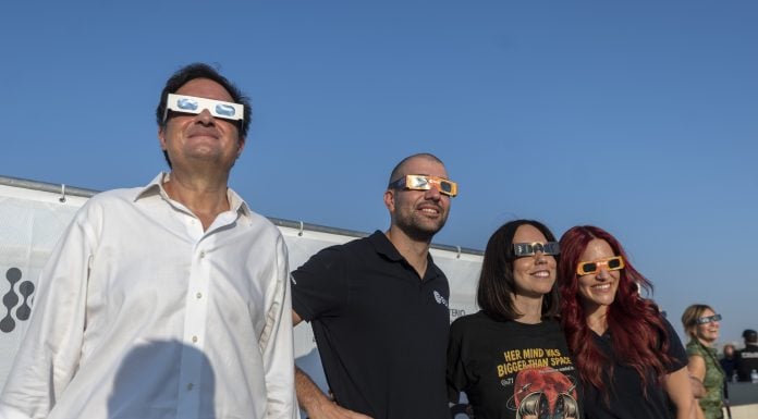 Así vivieron las autoridades y los invitados el eclipse en Yebes Varios ministros se apuntaron a la observación del eclipse desde Yebes. (Foto: EP)