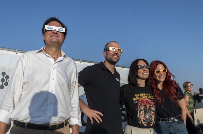 Varios ministros se apuntaron a la observación del eclipse desde Yebes. (Foto: EP)