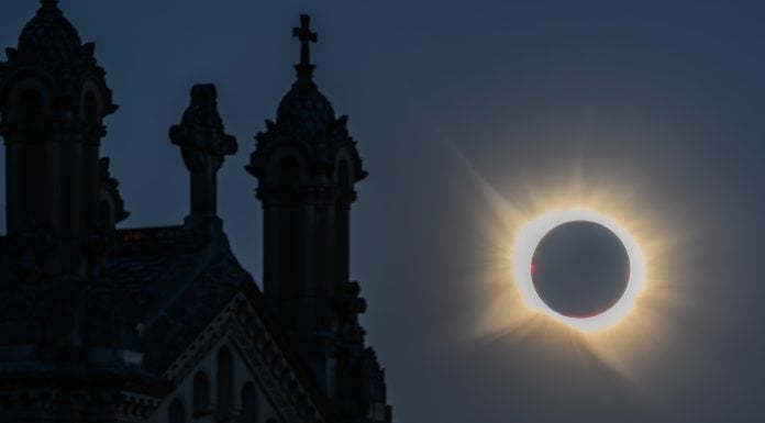 Aemet comprobó en Campisábalos que el eclipse no hizo bajar la temperatura Vista del eclipse solar total de 2026 de la ciudad de Guadalajara. (Foto: Rafa Martín)