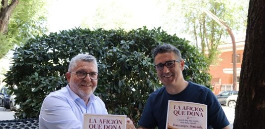 ‘La afición que dona’, una campaña que une en Guadalajara la afición taurina y la donación de sangre El presidente de la Asociación de Donantes de Sangre de Guadalajara, Nacho Redondo, y el presidente de la Federación Taurina de Guadalajara, Jerónimo Taracena.