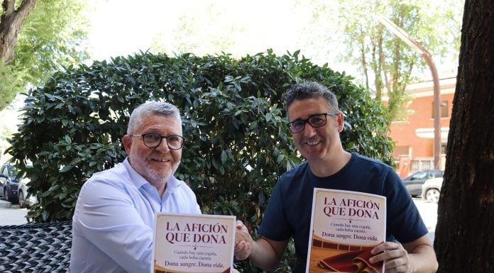 ‘La afición que dona’, una campaña que une en Guadalajara la afición taurina y la donación de sangre El presidente de la Asociación de Donantes de Sangre de Guadalajara, Nacho Redondo, y el presidente de la Federación Taurina de Guadalajara, Jerónimo Taracena.