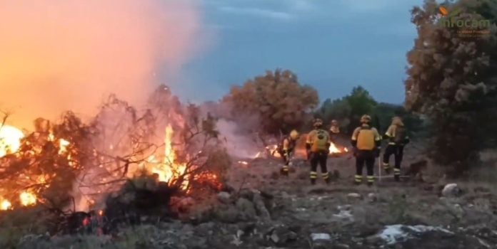 En la extinción del incendio de El Recuenco se ha trabajado durante toda la noche del viernes al sábado.