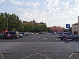 Aparcamiento junto al Ayuntamiento de Azjuqueca.