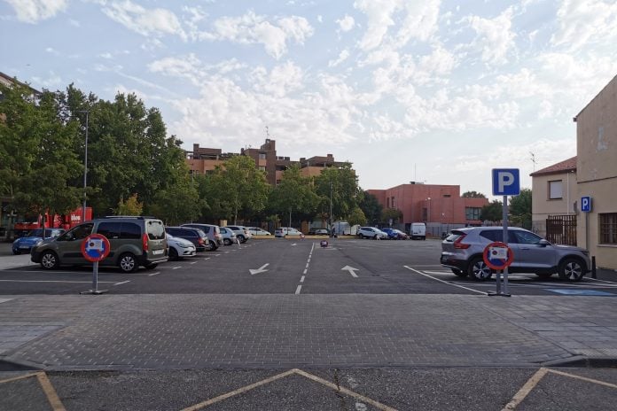Aparcamiento junto al Ayuntamiento de Azjuqueca.