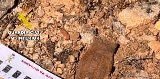 Granada de la Guerra Civil encontrada en Abánades. (Foto: Guardia Civil)