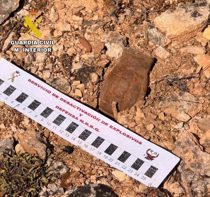 Granada de la Guerra Civil encontrada en Abánades. (Foto: Guardia Civil)