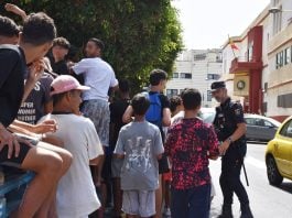 Inmigrantes ilegales en Ceuta, entre ellos algunos menores. (Foto: Gabriela Sardá / EP)