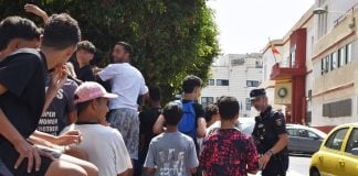 La Junta ni se plantea acoger menores de Ceuta Inmigrantes ilegales en Ceuta, entre ellos algunos menores. (Foto: Gabriela Sardá / EP)