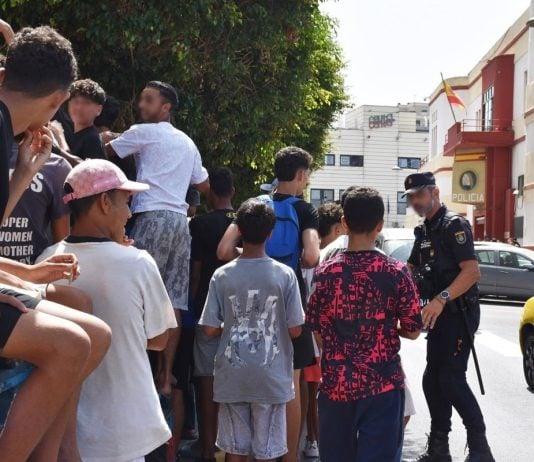 Inmigrantes ilegales en Ceuta, entre ellos algunos menores. (Foto: Gabriela Sardá / EP)