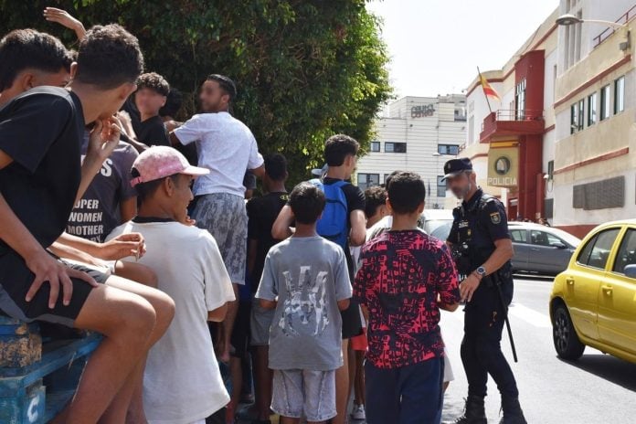 Inmigrantes ilegales en Ceuta, entre ellos algunos menores. (Foto: Gabriela Sardá / EP)