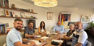 El consejero de Agricultura, Ganadería y Desarrollo Rural, Julián Martínez Lizán, en la reunión con el sector regional de la trufa.